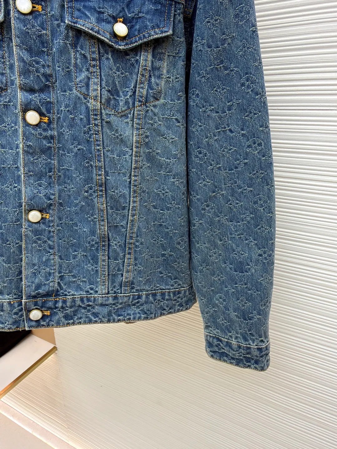 LOUIS VUITTON presbyopia jacquard denim jacket ●Original version: purchased and developed by 16989 ●Item number: 1680891- ●Material: denim fabric ●Technology: full-width jacquard production ●Version: fitted version ●Weight: about 995 grams ●Size: 46-48-50-52 ●Description: This skateboard denim jacket has an all-over contrasting Monogram jacquard texture, embellished with pearlescent buttons and pocket rivets, giving the casual skater silhouette a Dandy feel. Pair it with matching trousers for a trendy look, making it a perfect choice for every season. Monogram jacquard all over, Damier nubuck label at rear. The overall wiring is straight and delicate, the fabric is comfortable and soft, and the color is consistent without color difference. It can be matched with the same style to create a fashionable look and control various occasions. Customized accessories, complete with three standards, same style for men and women!